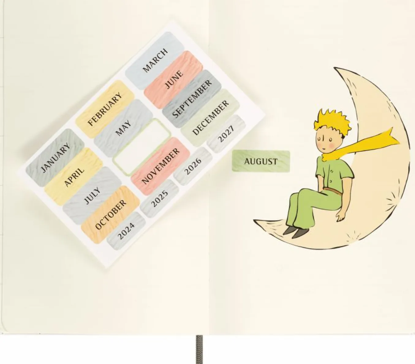 le_petit_prince_limited_e_5.webp Le Petit Prince Limited Edition Set Large ruled notebook, Large Undated Planner, with Gift Box Grey